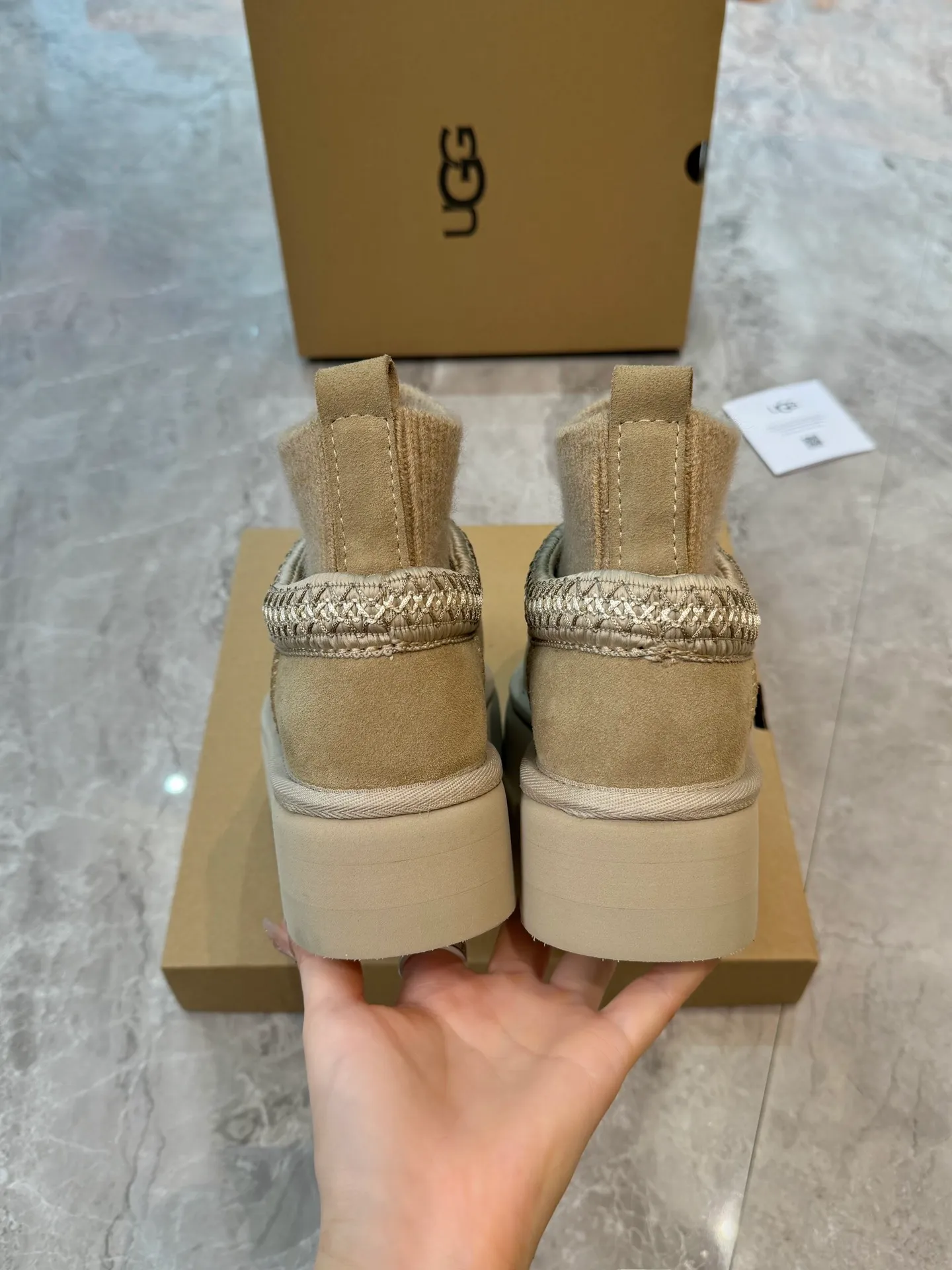 Self-pickup 💰520 New snow boots 1125956 Ethnic style plus sock cover, the sock cover is inserted into the wool. The surface is made of imported silk cow suede, and the inner part is made of Longfeng fur. Foam outsole has light anti-slip characteristics. Four colors, 35-40